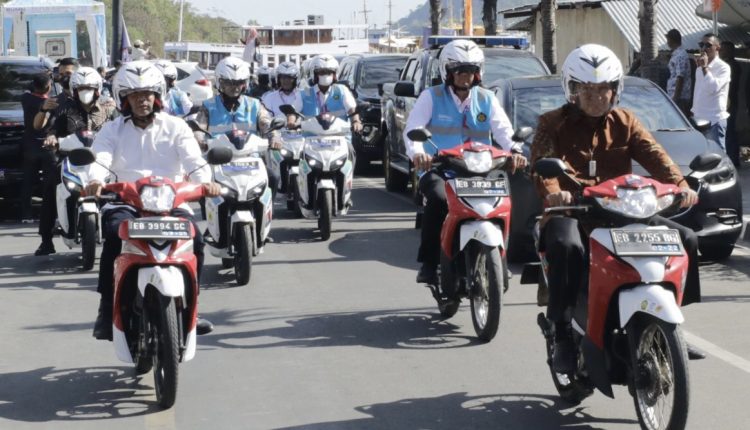Kampanye Energi Bersih, PLN Ajak Stakeholders Keliling Labuan Bajo Pakai Motor Listrik (Dok : BUMN)