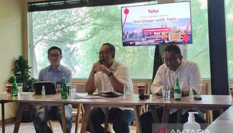 CEO Telin Budi Satria Dharma Purba (kiri) dan Direktur Wholesale & International Service Telkom Bogi Witjaksono dalam acara temu media di Jakarta, Senin (18/7/2022). ANTARA/Ade Irma Junida/am.