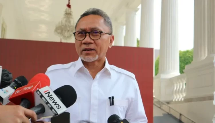 Menteri Perdagangan Zulkifli Hasan di lingkungan istana kepresidenan Jakarta pada Senin (18/7/2022). (ANTARA/Desca Lidya Natalia)