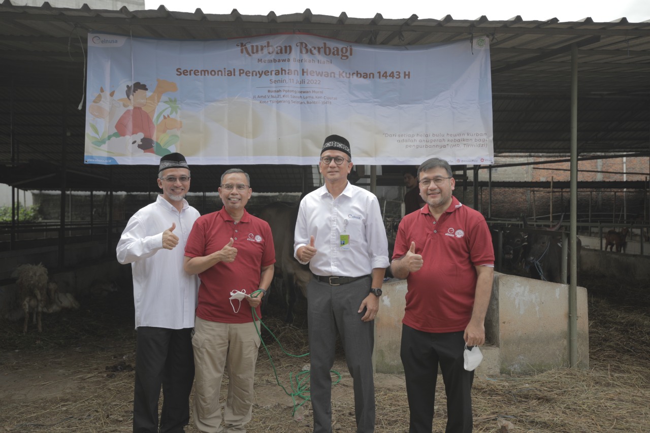 Direktur Keuangan Elnusa, Bachtiar Soeria Atmadja (kedua dari kanan) saat menghadiri acara Tebar Hewan Kurban.