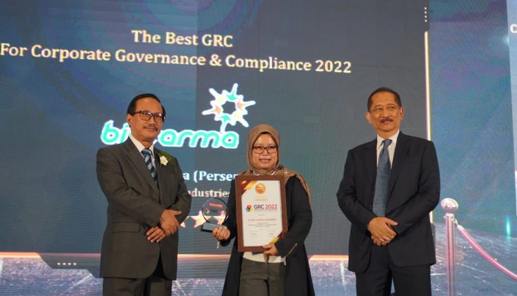Bio Farma saat menerima penghargaan GRC & Performance Excellence Award 2022