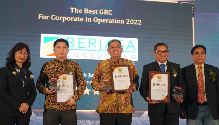 Berjasa Consulting saat menerima penghargaan GRC & Performance Excellence Award 2022.