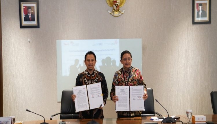 PT Hutama Karya dan PT Telkom Indonesia melakukan penandatanganan Nota Kesepahaman (MoU). (Dok. BUMN)