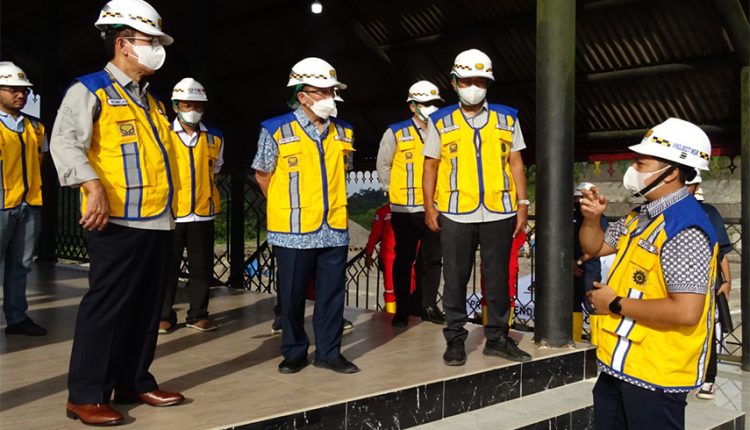 Komisaris Utama Brantas Abipraya, Haryadi dan Direktur Operasi I Brantas Abipraya, Muhammad Toha Fauzi saat kunjungan kerjanya. (Dok. BUMN)