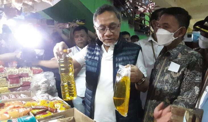 Mendag saat mengunjungi pasar tradisional. (Dok Kemendag)