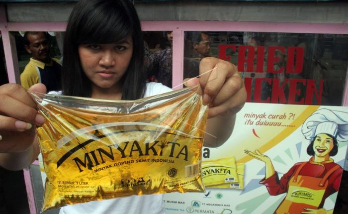 Warga menunjukkan Minyakita. (Antara/Regina Safri)