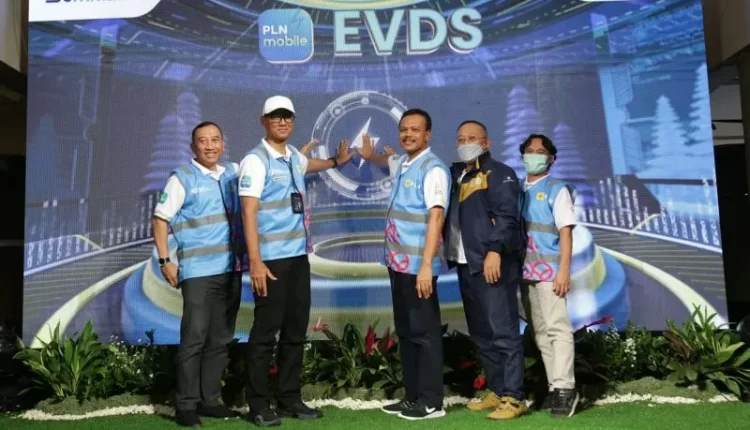 Direktur Utama PLN Darmawan Prasodjo bersama jajarannya saat peluncuram EVDS yang bertepatan dengan PLN E-Mobility yang merupakan pameran kendaraan listrik terbesar di Bali, Minggu (24/7). (ANTARA/HO-PLN UIWMMU)