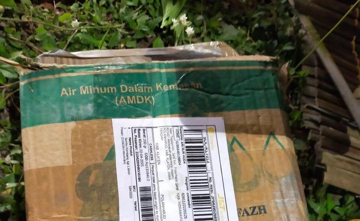 Penampakan paket berisi bubuk hitam bahan petasan di Sukoharjo. (dok Polda Jateng)