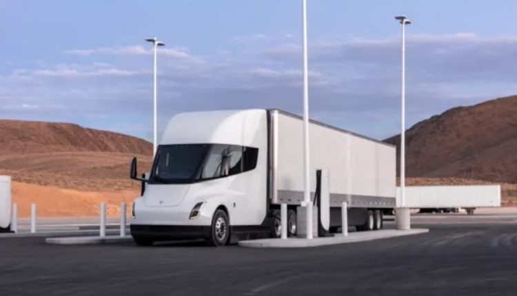 Musk Katakan Tuk Semi Listrik Tesla Telah Mulai Produksi