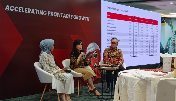 Presiden Direktur CIMB Niaga Lani Darmawan (tengah) berbincang bersama Direktur Strategy, Finance & SPAPM CIMB Niaga Lee Kai Kwong (kanan) saat Press Conference Paparan Kinerja Q3-2022 CIMB Niaga di Jakarta. (dok. Businessnews Indonesia/Ahmad Faqih Zuhair)