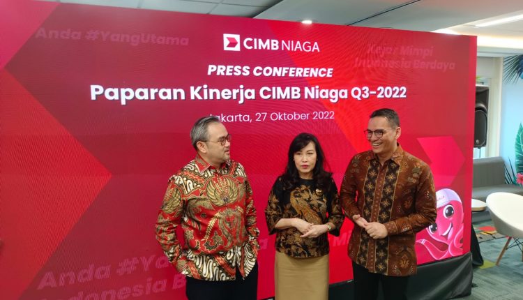 Presiden Direktur CIMB Niaga Lani Darmawan (tengah) berbincang bersama Direktur Strategy, Finance & SPAPM CIMB Niaga Lee Kai Kwong (kiri) dan Head of Marketing, Brand and Customer Experience CIMB Niaga Toni Darusman (kanan) sesaat sebelum Press Conference Paparan Kinerja Q3-2022 CIMB Niaga di Jakarta. (dok. Businessnews Indonesia/Ahmad Faqih Zuhair)