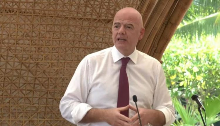 Momen KTT G20, Presiden FIFA Bagikan Bola Resmi Piala Dunia 2022