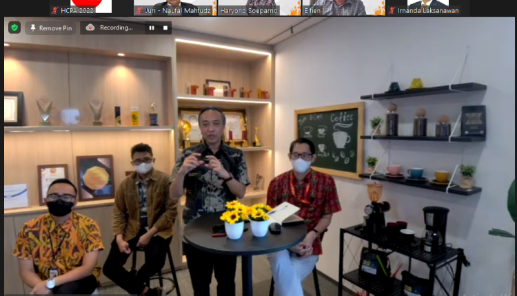 Direktur Human Capital PT Bank Danamon Indonesia Tbk, Heriyanto Agung Putra dan tim dalam penjurian Human Capital & Performance Award 2022.