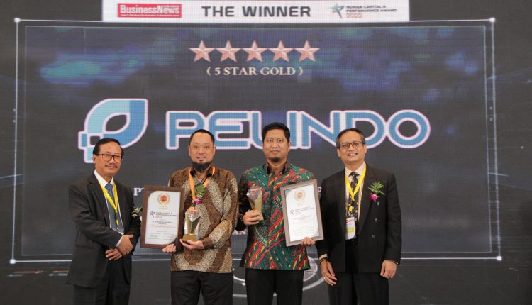 PT Pelindo saat menerima penghargaan Human Capital & Performance Award 2022.
