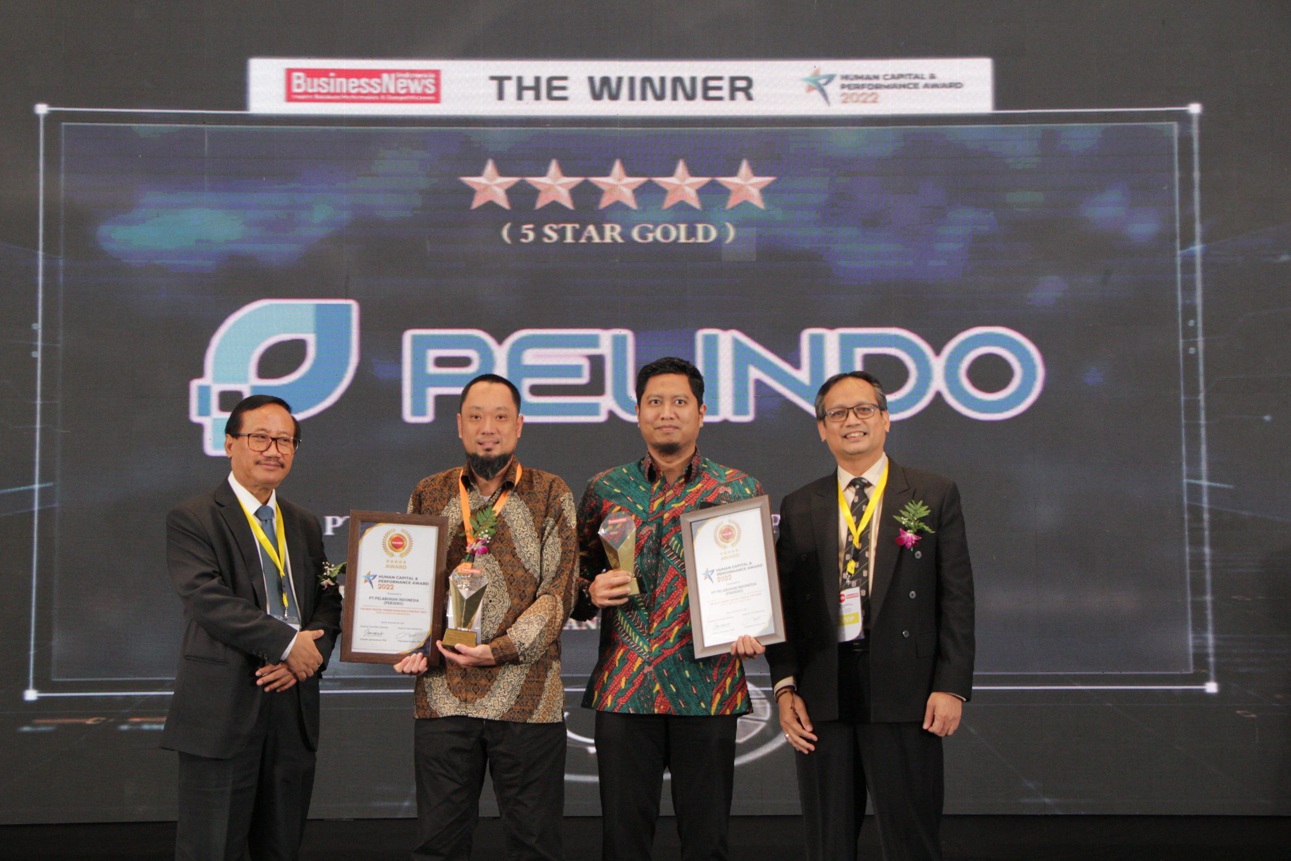 PT Pelindo saat menerima penghargaan Human Capital & Performance Award 2022.