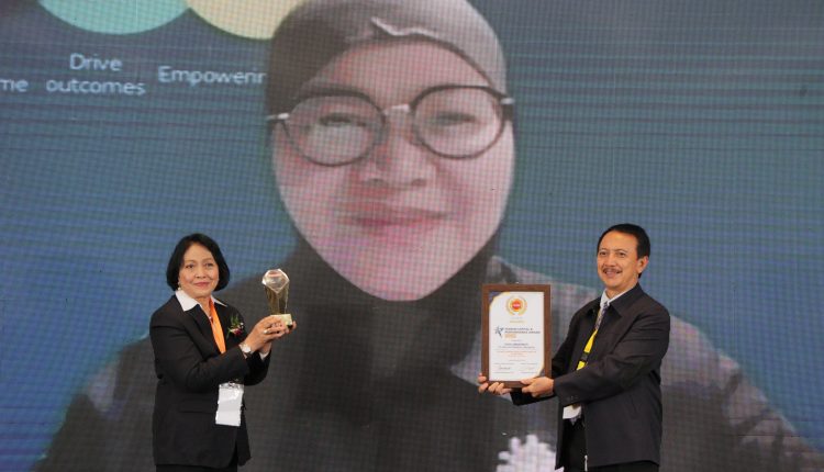 Country Head of Human Resources PT Sun Life Financial Indonesia Dyah Ambarwati dalam Penghargaan Bergengsi Human Capital & Performance Award 2022