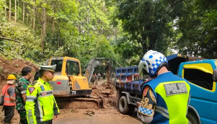 Upaya pembukaan jalan. (Antara/Aditya Rohman)