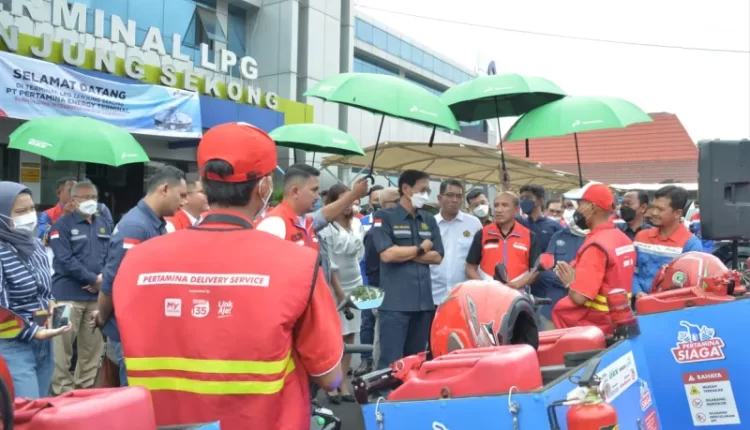 Sekretaris Jenderal Kementerian ESDM Rida Mulyana saat meninjau Terminal LPG Tanjung Sekong, Banten, Minggu (25/12/2022). (dok. Humas Kementerian ESDM)