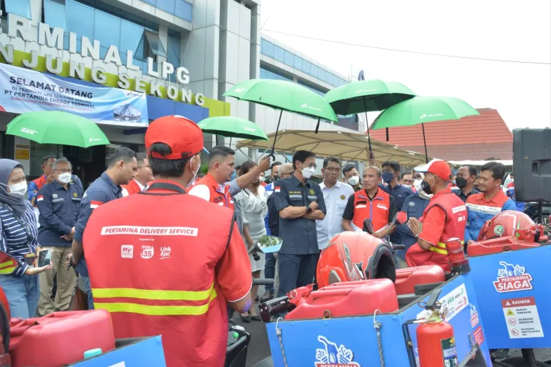 Sekretaris Jenderal Kementerian ESDM Rida Mulyana saat meninjau Terminal LPG Tanjung Sekong, Banten, Minggu (25/12/2022). (dok. Humas Kementerian ESDM)