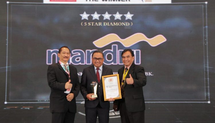 Mandiri saat menerima penghargaan Human Capital & Performance Award 2022.
