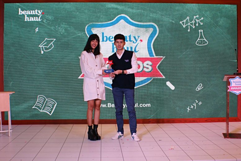 (Ki-ka) Social Media Manager barenbliss Meysa Sella Artia menerima titel Newcomer Brand of the Year oleh Director of BeautyHaul Indonesia Benny Yahya dalam acara BeautyHaul Awards 2022 di Jakarta, Kamis (15/12/2022).