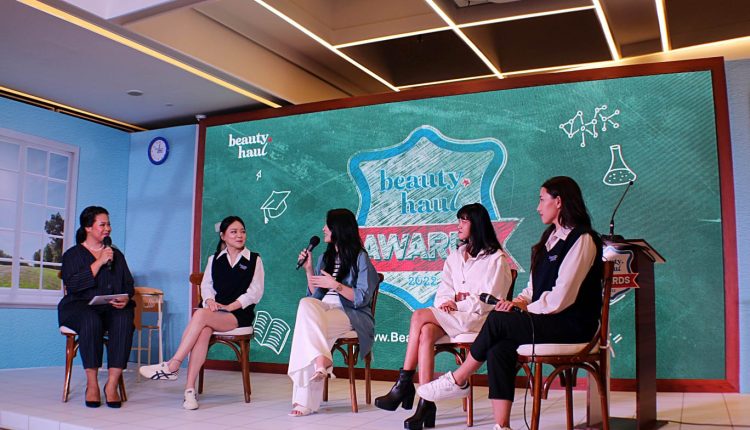 Kiri ke kanan, MC dan Podcaster Ankatama Ruyatna, CEO of BeautyHaul Indonesia Irene Ursula, Chief Marketing Officer Studio Tropik Isabella Ingrid, Social Media Manager barenbliss Meysa Sella Artia, dan Medical Innovation Expert BeautyHaul dr. Claudia Christin berbincang pada BeautyHaul Awards 2022 press conference di Jakarta, Kamis (15/12/2022).).