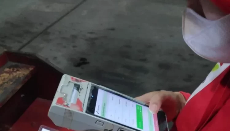 Seorang petugas SPBU saat uji coba penerapan subsidi tepat secara menyeluruh/full cycle untuk produk Solar Subsidi di Jawa Timur. (dok. Pertamina Jatim)