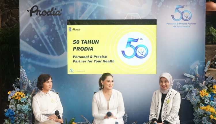 Kiri ke kanan: Direktur Utama PT Prodia Widyahusada Tbk, Dewi Muliaty; Public Figure, Mona Ratuliu; Direktur Business & Marketing PT Prodia Widyahusada Tbk, Indriyanti Rafi Sukmawati.