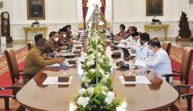 Presiden Jokowi memimpin Ratas Percepatan Penanganan Sunting melalui SPBE, di Istana Merdeka, Jakarta, Senin (02/01/2023). (Foto: Humas Setkab/Rahmat)