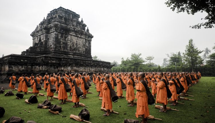 Prosesi Tudong Pabajja Samanera, dari Candi Mendut ke Borobudur (Dok : BUMN)