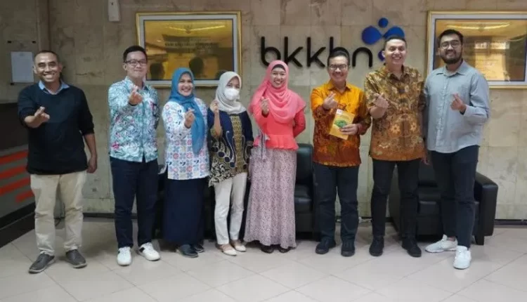 Kepala BKKBN Hasto Wardoyo (tiga dari kanan) bersama dengan perwakilan PPI Dunia di Jakarta pada Selasa (3/1/2023). (BKKBN)