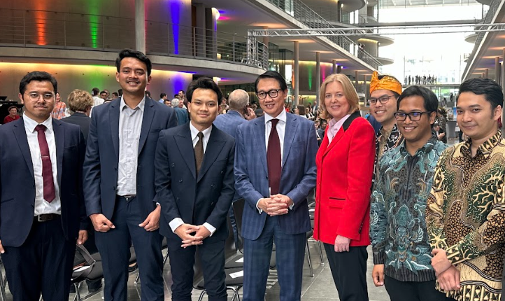 Mahasiswa Indonesia di Jerman Pamerkan Tarian Maumere dan Jajanan Indonesia di Gedung Parlemen Jerman