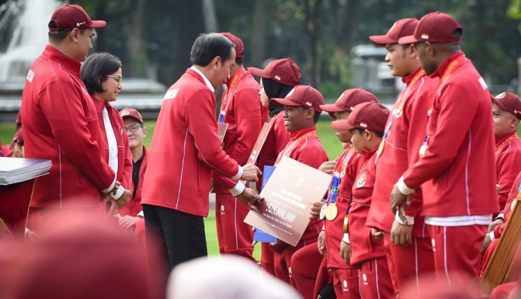 Presiden Jokowi Serahkan Bonus Apresiasi bagi Atlet ASEAN Paragames 2023