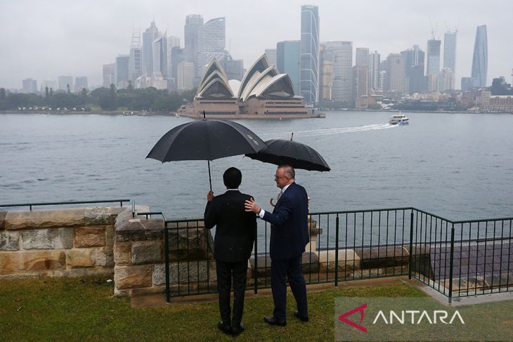 Presiden Indonesia Joko Widodo (kiiri) bersama Perdana Menteri Australia Anthony Albanese (kanan) di Admiralty House, Sydney, Selasa (4/7/2023). Jokowi dijadwalkan menghadiri rangkaian Annual Leaders Meeting (ALM) di Taronga Center, dan selanjutnya diagendakan mengunjungi Sumatran Village yang berlokasi di Taronga Zoo untuk melihat harimau sumatra. ANTARA FOTO/AAP Image/Pool, Lisa Maree Williams/Spt.