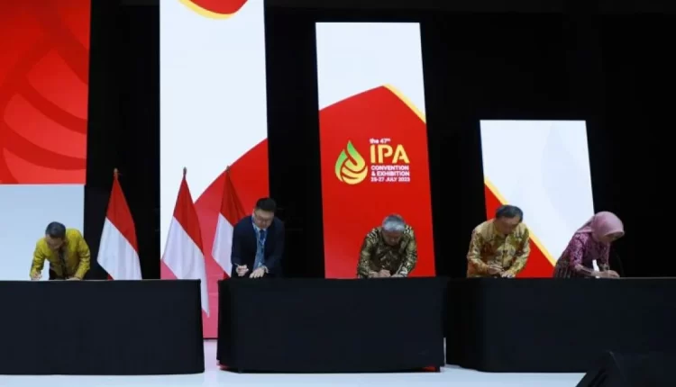 PHE Kelola Blok Masela, Diyakini Mampu Gerakkan Ekonomi KTI (Dokumentasi - Suasana penandatanganan perjanjian jual beli untuk akuisisi kepemilikan Shell Upstream Overseas Services (I) Limited (SUOS) di Blok Masela HO-Pertamina)