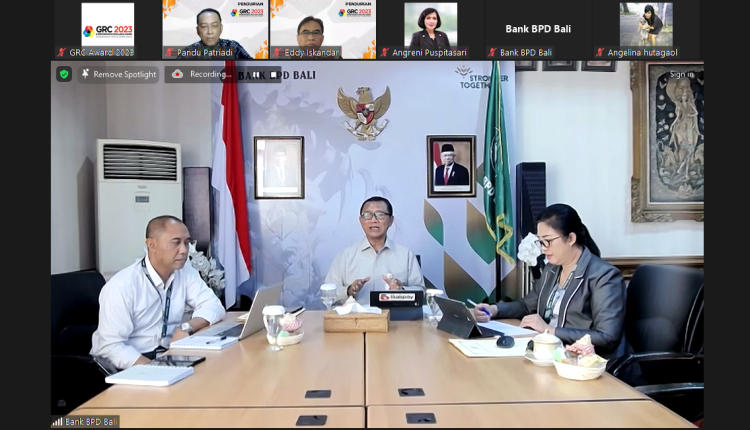 Implementasi GRC di BPD Bali Dukung Pertumbuhan Ekonomi dan Pembangunan Daerah yang Berkelanjutan (Direktur Kepatuhan Bank BPD Bali, I Wayan Sutela Negara didampingi Kepala Divisi Kepatuhan BPD Bali, Ida Bagus Nyoman Ari Suryantara dan Pjs. Kadiv Manajemen Risiko, Ni Nyoman Sri Utari Tresna)