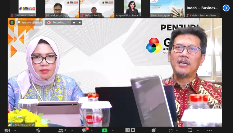 Direktur Kepatuhan Bank BJB Syariah, Ita Garmeita (kiri) dan Pemimpin Divisi Kepatuhan Bank BJB Syariah, Anwar Munawar (kanan) dalam penjurian GRC Award 2023.