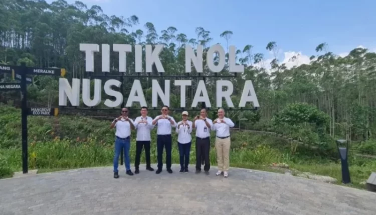 Komisaris Utama PT Pertamina (Persero) Basuki Tjahaja Purnama atau Ahok (ketiga kiri) dalam kunjungannya ke Titik Nol Nusantara, di Kabupaten Penajam Paser Utara, Kalimantan Timur, Senin (10/7/2023). ANTARA/HO Otorita Ibu Kota Nusantara