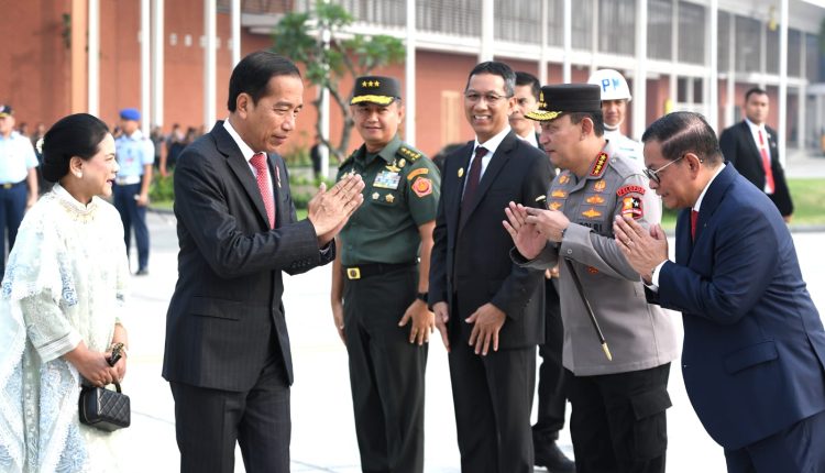 Presiden Jokowi akan Bahas Mobil Listrik dan Kemitraan Strategis dengan CEO China (Presiden RI Joko Widodo (Jokowi) (tiga kiri ) usai memberikan keterangan pers, di Pangkalan TNI AU Halim Perdanakusuma sebelum menuju RRT untuk melakukan kunjungan kerja, Jakarta, Kamis (27/7/2023, 9:40 AM · Jul 27, 2023 ).Twitter/@setkabgoid)