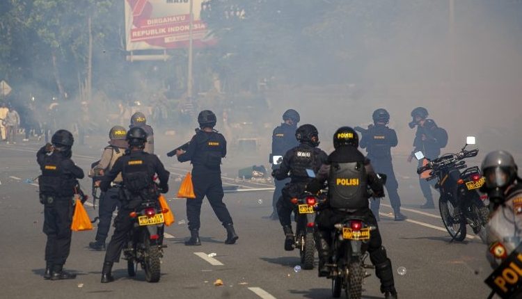 Polisi menembakkan gas air mata saat membubarkan unjuk rasa warga Pulau Rempang di Kantor Badan Pengusahaan (BP) Batam, Batam, Kepulauan Riau, Senin (11/9/2023). Aksi yang menolak rencana pemerintah merelokasi mereka tersebut berakhir ricuh. | Foto: Antara.