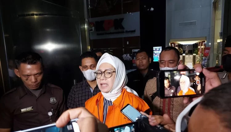 Komisi Pemberantasan Korupsi (KPK) mengumumkan dan menetapkan Direktur Utama PT Pertamina Persero periode 2009-2014 Galaila Karen Kardinah alias Karen Agustiawan sebagai tersangka dugaan korupsi pengadaan LNG di PT Pertamina Tahun 2011-2021, Selasa (19/9/2023). ANTARA/Fianda Sjofjan Rassat