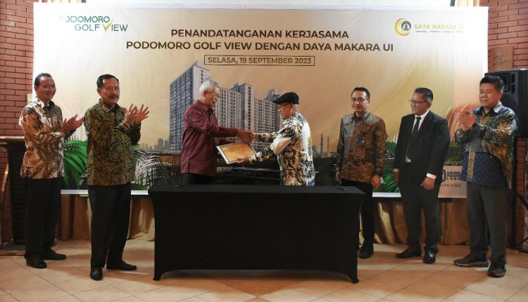 Direktur Utama PT Agung Podomoro Land Tbk. Bacelius Ruru (ketiga kiri) berjabat tangan dengan Direktur PT Daya Makara Universitas Indonesia Fakhrudin (keempat kanan) didampingi Corporate Marketing Director PT Agung Podomoro Land Tbk. Agung Wirajaya (kiri), Direktur Utama PT Graha Tunas Selaras Noer Indradjaja (kedua kiri), dan Senior Marketing Manager Podomoro Golf View Ferdynand Sadrach (kanan) dalam acara Penandatanganan Kerjasama Podomoro Golf View dengan Daya Makara UI, Selasa (19/9/2023).