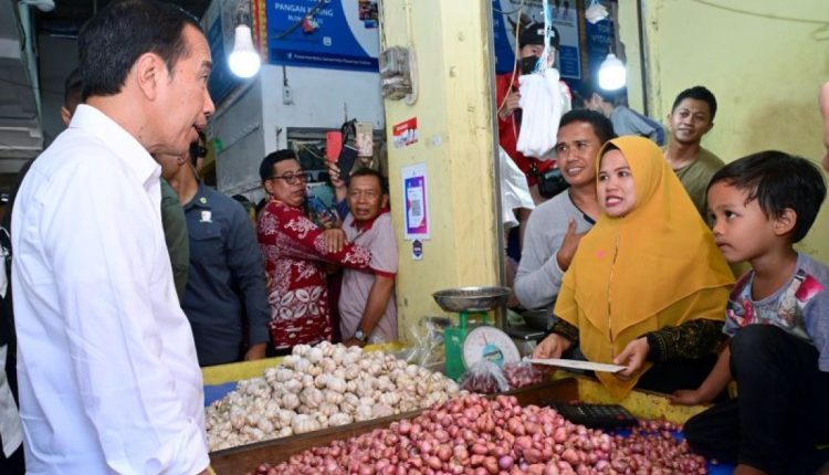 Presiden Jokowi Tinjau Harga Kebutuhan Pokok di Pasar Samarinda