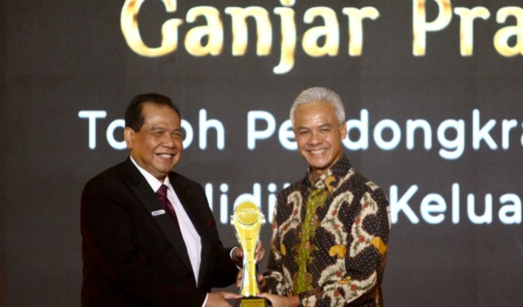 Ganjar Raih Penghargaan Tokoh Pendongkrak Kualitas Pendidikan Keluarga Miskin