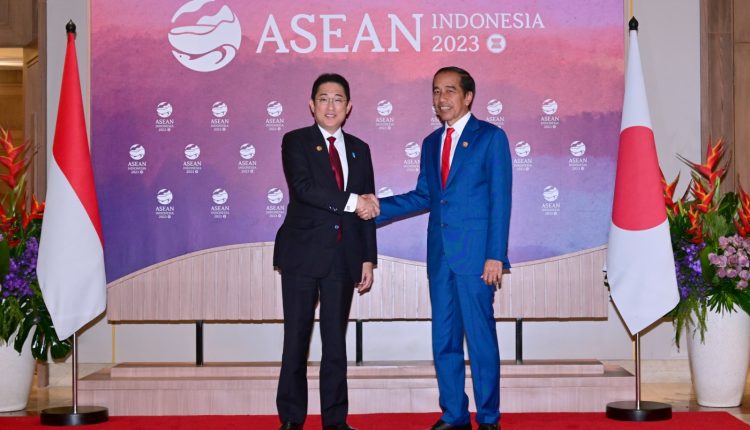 Presiden berjabat tangan dengan FM Fumio Kishida di Jakarta, Kamis (07/09/2023) (Sumber: Setpres).