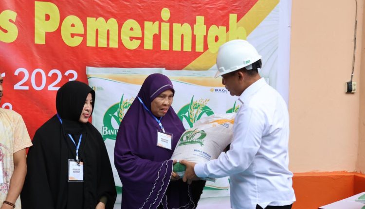 Direktur Utama Bulog Salurkan Bantuan Beras ke Jutaan Keluarga Penerima Manfaat di Balikpapan (Foto : Antara)