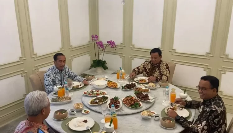 Jokowi Makan Siang Bersama Tiga Capres di Istana Merdeka: Kebersamaan dalam Batik dan Hidangan Lokal (Dok : Liputan 6/Muhammad Radityo Priyasmoro)