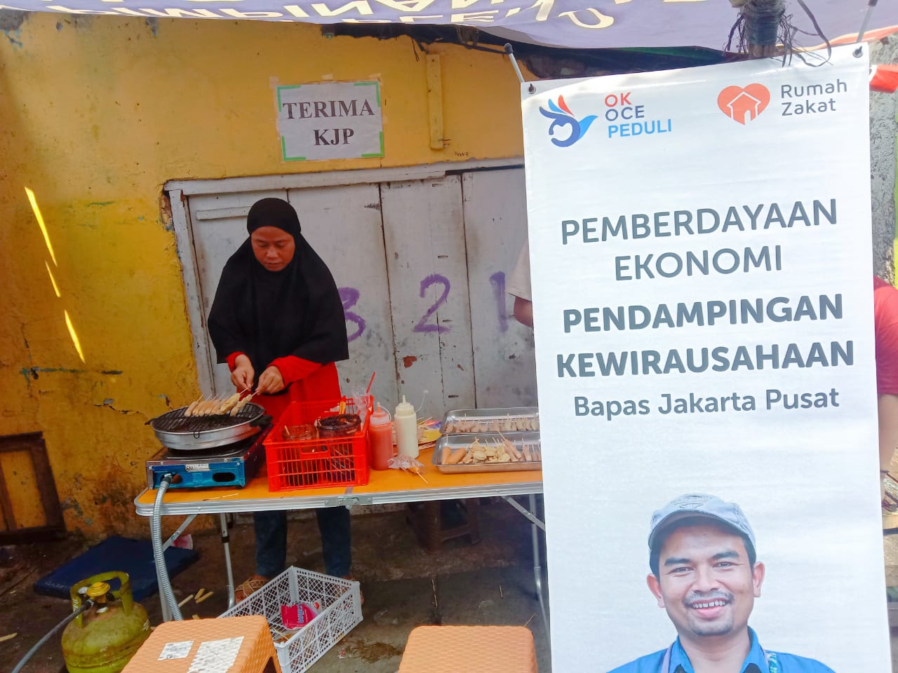 Kolaborasi OK OCE Peduli dan Rumah Zakat Salurkan Modal Usaha untuk Penerima Manfaat