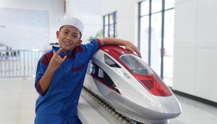 Potret anak yatim mengikuti uji coba kereta cepat dalam Whoosh Experience Program. (Sumber: KCIC).