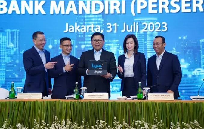 Direktur Teknologi Informasi Bank Mandiri Timothy Utama, Direktur Manajemen Risiko Ahmad Siddik Badruddin, Direktur Utama Darmawan Junaidi, Wakil Direktur Utama Alexandra Askandar, serta Direktur Keuangan dan Strategi Sigit Prastowo saat Penyampaian Paparan Publik Kinerja Bank Mandiri Triwulan II 2023 di Jakarta pada 31 Juli 2023.